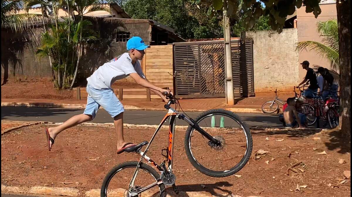 ROLÊ E MUITO GRAU DE BIKE MOTORIZADA NA CIDADE 