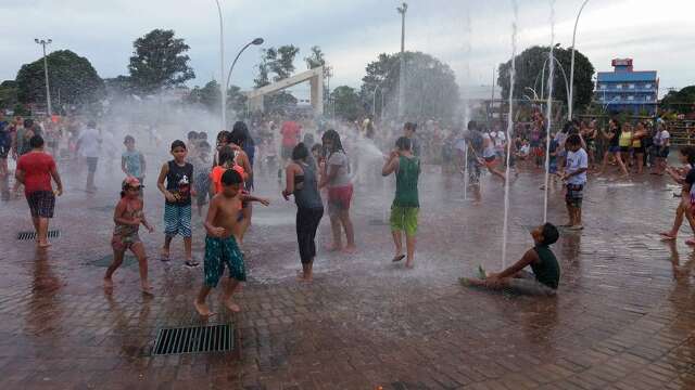 Mesmo sob chuva e sem Carnaval de rua, guerra d’água reúne crianças e adultos