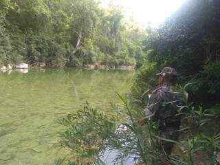 Militares durante fiscalização no Rio Salobra. (Foto: Divulgação)