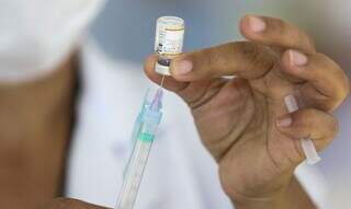 Vacina sendo preparada para aplicação. (Foto: Agência Brasil)