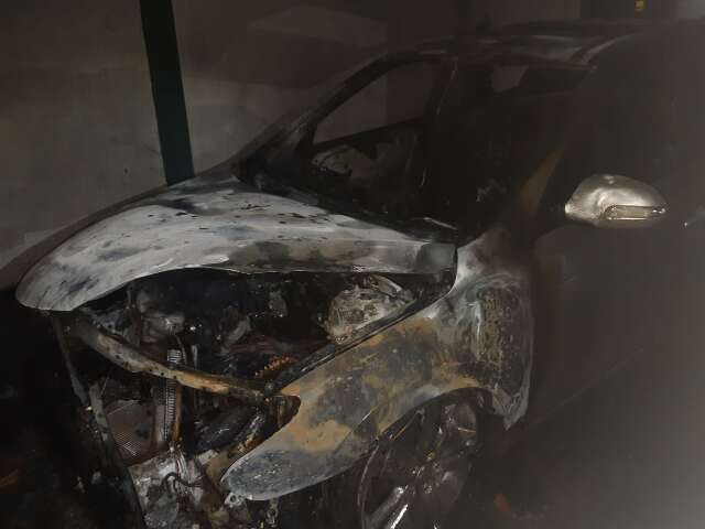 Morador acorda com carros pegando fogo em garagem de casa