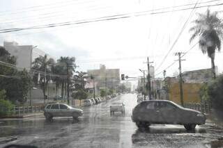 Pancada de chuva registrada esta manhã, em Campo Grande. (Foto: Paulo Francis)