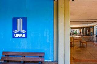 Placa em corredor do campus da UFMS em Campo Grande (Foto: Henrique Kawaminami | Arquivo)