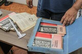 Apostilas do Instituto Universal Brasileiro enviadas pelos Correios, guardas há 20 anos (Foto: Marcos Maluf)