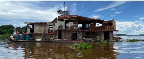 Barco &eacute; rebocado do Rio Paraguai 137 dias depois de naufragar matando 7 pessoas