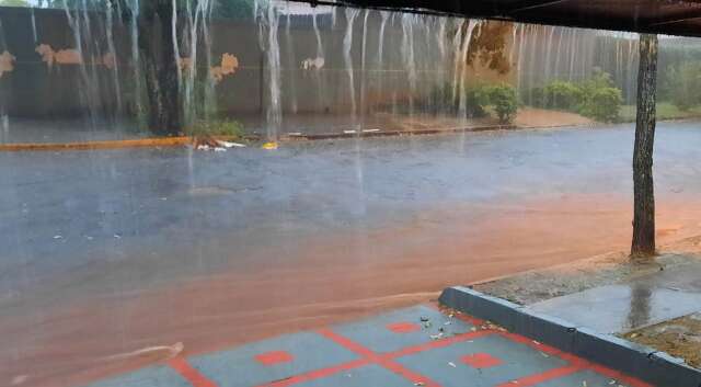 Mar&ccedil;o come&ccedil;a com chuva em Dourados depois de fevereiro seco e quente