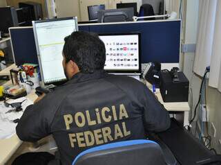 Agente da PF vasculha computadores durante operação contra pedófilos. (Foto: Divulgação)