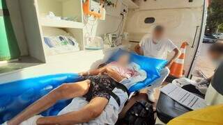 Idosa acamada dentro da ambulância durante transferência hospitalar. (Foto: Arquivo Pessoal)