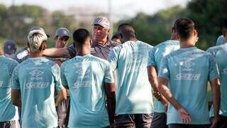 Técnico Abel Braga comandando treino, na segunda-feira, com foco no jogo de hoje. (Foto: Lucas Merçon/Fluminense)