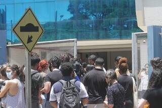 Entrada de alunos em universidade da Capital. (Foto: Marcos Maluf) 