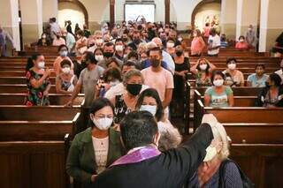 Imposição das Cinzas na 1ª missa do dia na Igreja Perpétuo Socorro. (Foto: Henrique Kawaminami)
