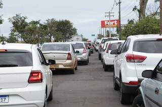 Consumidor faz fila e chega at&eacute; 4 horas antes para inaugura&ccedil;&atilde;o de atacadista