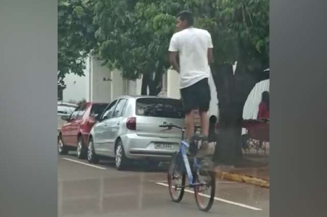Manobra arriscada: ciclista transita na Afonso Pena em p&eacute; 