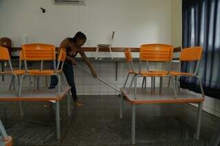 Limpeza final é feita em escola na capital, (Foto: Kísie Ainoã)