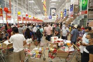 Consumidor faz fila e chega at&eacute; 4 horas antes para inaugura&ccedil;&atilde;o de atacadista