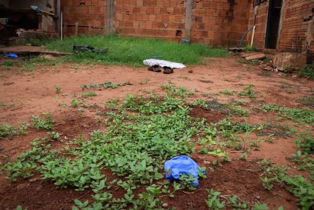 Homem &eacute; assassinado e encontrado em quarto de casa pelo irm&atilde;o na Capital