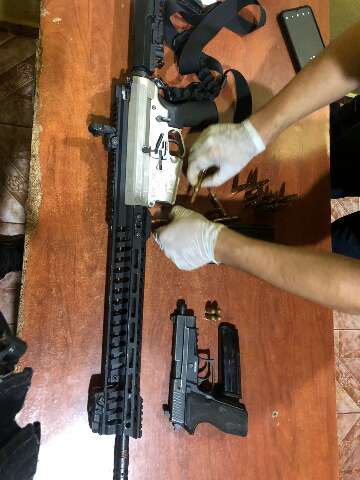 Flagrado com fuzil, ex-prefeito de cidade na fronteira &eacute; preso 