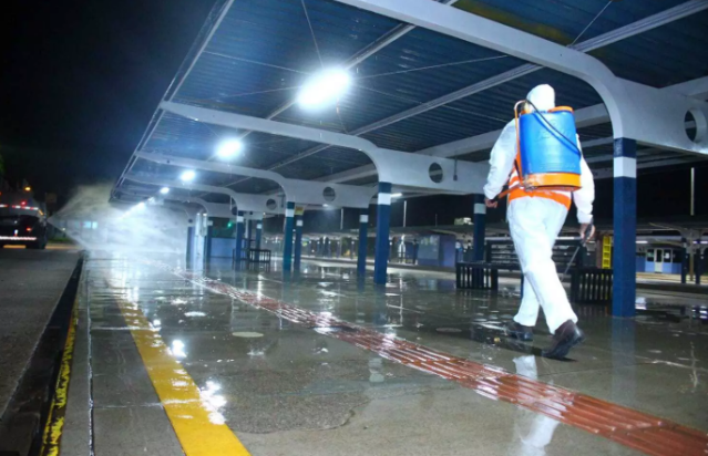 Terminais de &ocirc;nibus passam por desinfec&ccedil;&atilde;o durante madrugada 