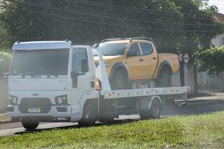 Guincho leva caminhonete apreendida no condomínio de luxo Damha 3. (Foto: Henrique Kawaminami)