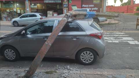 Caminhão arrebenta fios e derruba poste em cima de carro 