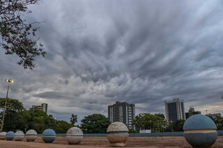 Na Praça do Rádio Clube, céu encoberto: previsão de chuva na Capital. (Foto: Henrique Kawaminami)