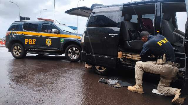 PRF intercepta carro lotado de droga, com crian&ccedil;a, 6 paraguaios e uma brasileira