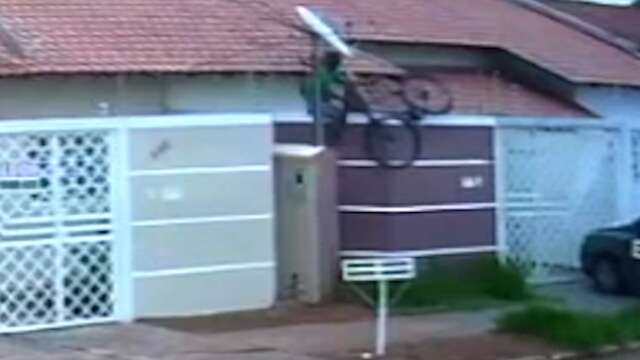 Homem invade casa e pula muro com bicicleta roubada no Carand&aacute;