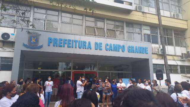 Servidores municipais fazem novo protesto por reajuste no vale-alimenta&ccedil;&atilde;o 