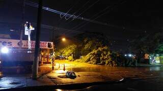 Equipe reparando rede de energia elétrica afetada pelo temporal da noite de ontem. (Foto: Divulgação/Energisa)