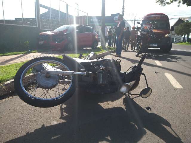 Motociclista invade sinal vermelho e destr&oacute;i frente de carro