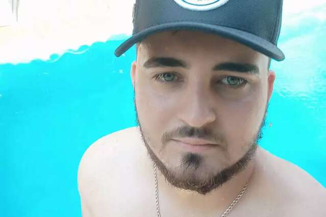 Jovem de 24 anos morre ao colidir motocicleta em caminh&atilde;o estacionado