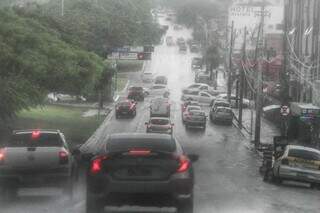 Pancada de chuva na Avenida Afonso Pena, registro feito no mês passado em Campo Grande (Foto: Paulo Francis) 
