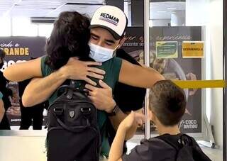 Ismaily abraça a mãe após chegar no Aeroporto Internacional de Campo Grande. (Foto: Reprodução/Instagram)