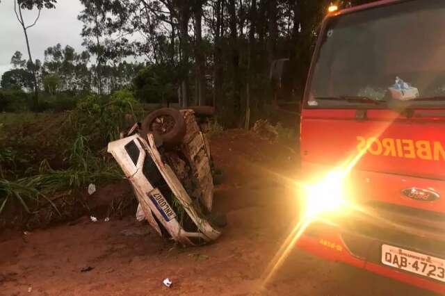 Motorista perde controle da direção e carro capota de madrugada na MS-276