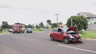 Atingido por ve&iacute;culo, carro com crian&ccedil;a capota em rotat&oacute;ria