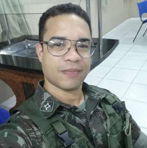 Major do Ex&eacute;rcito &eacute; encontrado morto dentro de carro 
