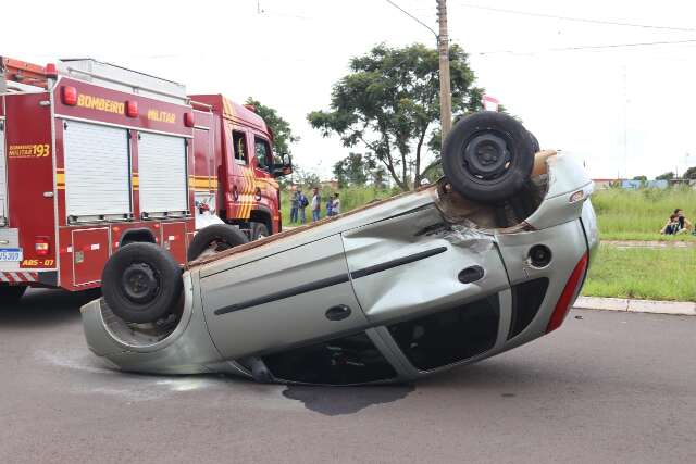 Atingido por ve&iacute;culo, carro com crian&ccedil;a capota em rotat&oacute;ria