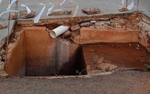 Leitor reclama de esgoto aberto no meio da cal&ccedil;ada no Novos Estados 