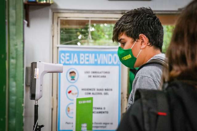 Alunos comemoram retorno presencial e reencontros na sala de aula