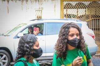 Elias filmando as filhas na porta da escola: &#34;Para elas, hoje é mico&#34;. (Foto: Henrique Kawaminami)