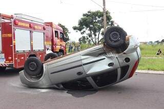 Atingido por ve&iacute;culo, carro com crian&ccedil;a capota em rotat&oacute;ria