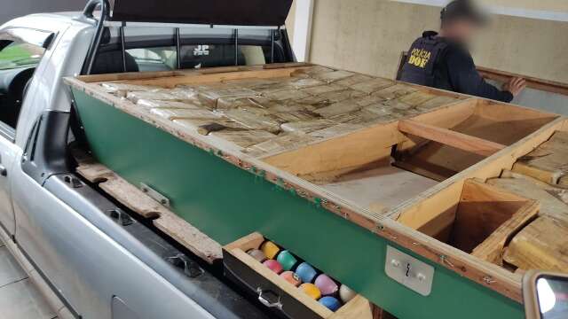 Dupla &eacute; presa com R$ 10,5 milh&otilde;es em coca&iacute;na no fundo falso de mesa de sinuca