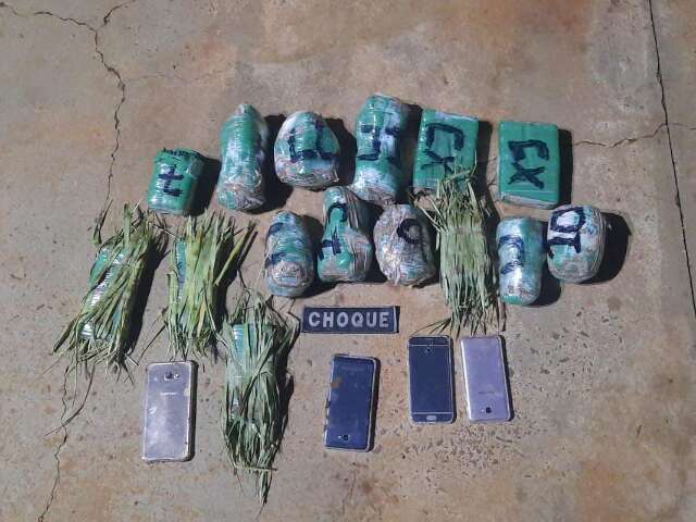 Trio &eacute; preso em carro de aplicativo com celulares que seriam lan&ccedil;ados na M&aacute;xima