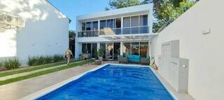 Casa com piscina localizada em Mariano Roque Alonso durante buscas hoje (Foto: Divulgação/Senad)