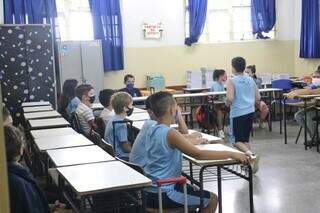 Alunos em sala de aula de escola municipal, nesta manhã. (Foto: Paulo Francis)