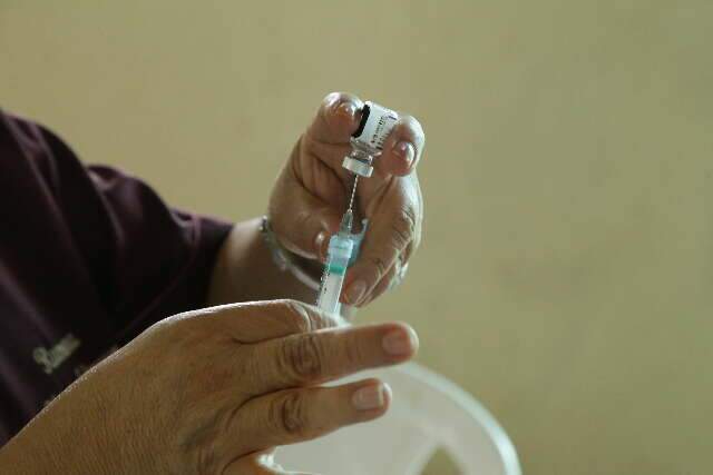 De crian&ccedil;as a trabalhadores da sa&uacute;de, vacina&ccedil;&atilde;o contra a covid segue nesta sexta
