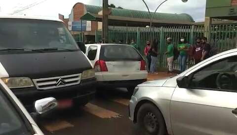 Vídeo mostra tumulto no trânsito em frente à escola estadual da Capital