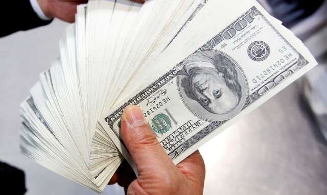 D&oacute;lar fecha a R$ 5,02 com procura por commodities
