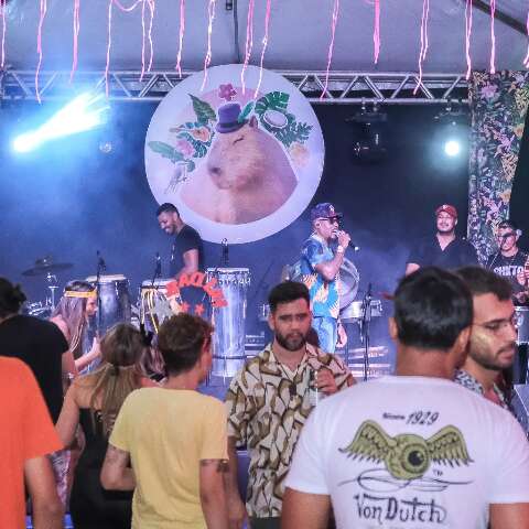 Fim de semana tem Enterro dos Ossos e show de Patricia e Adriana