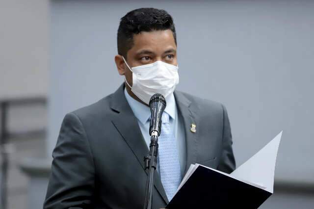 Mais um aproveita janela: Riverton anuncia sa&iacute;da do Uni&atilde;o Brasil
